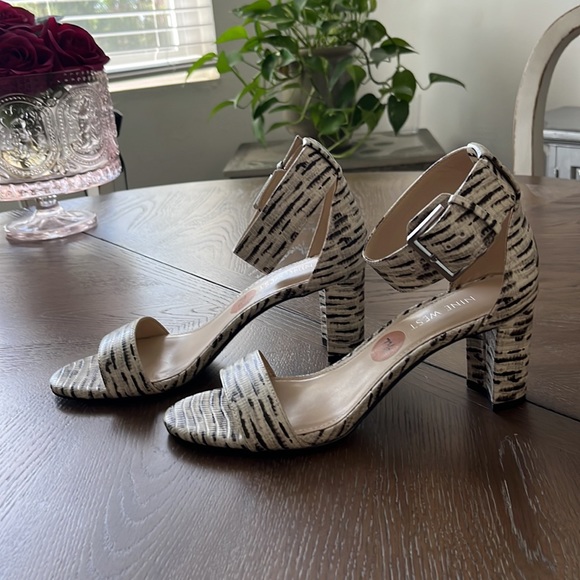 Nine West cream & black heels 3” heel like new. Very lightly worn. - Picture 2 of 11